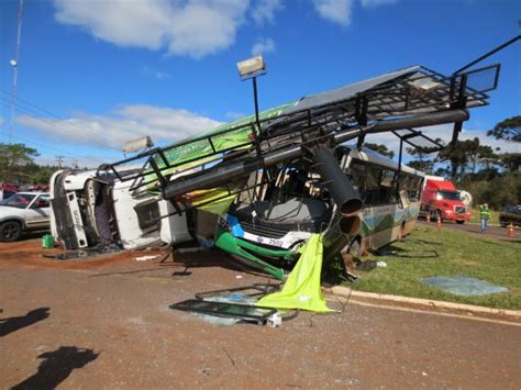 G1 Acidente Entre ônibus E Carreta Deixa Ao Menos 35 Feridos No Oeste