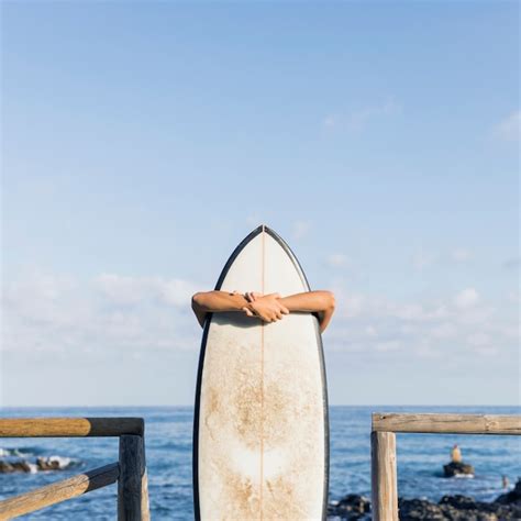 Mujer Con Tabla De Surf En La Playa Foto Gratis