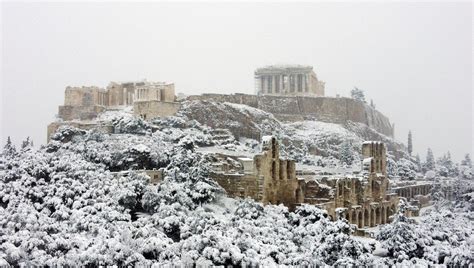 Atene La Neve Imbianca L Acropoli Bloccate Le Vaccinazioni La