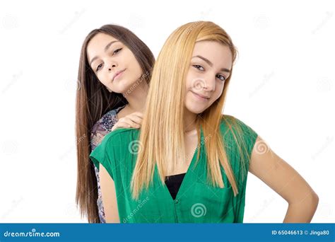 Portrait De Deux Adolescentes Attirantes Blondes Et De Brune Image