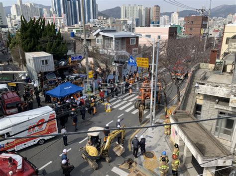 부산 단독주택 철거 중 붕괴5명 매몰돼 구조 부산의 대표 정론지 국제신문