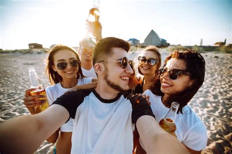 Grupo De Jovens Amigos Tirando Selfie E Se Divertindo Na Praia As