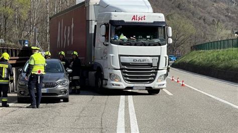 Unfall in Bozen Nord Laster drückt Auto gegen Begrenzungsmauer