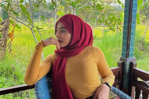 Viral Potret Oklin Fia Sebelum Berhijab Ternyata Sudah Ahli Pose