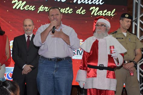 Cantata de Natal e chegada do Papai Noel inauguram iluminação natalina