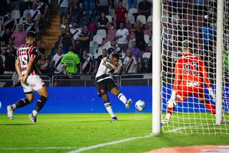 Tr S Jogadores Do Flamengo E Um Do Vasco Ramon Menezes Convoca