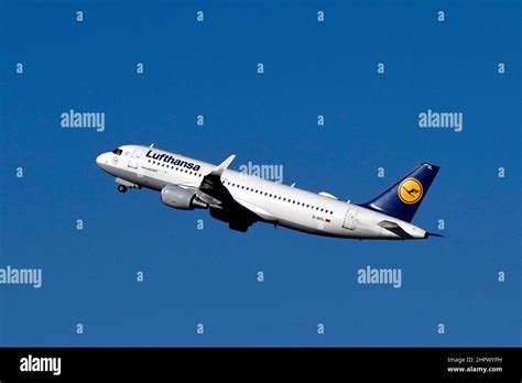 Aircraft Lufthansa Airbus A320 200 D Aiul Stock Photo Alamy