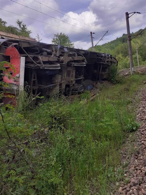 Trafic feroviar blocat după deraierea unei locomotive