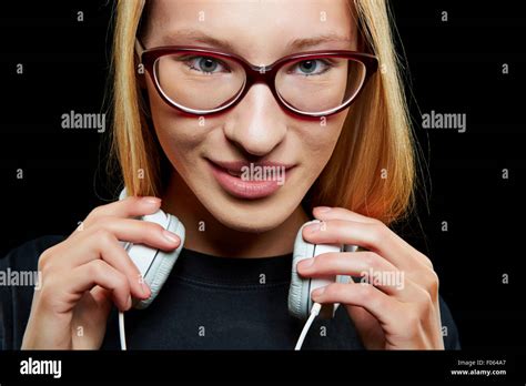 Femme avec casque audio Banque de photographies et dimages à haute