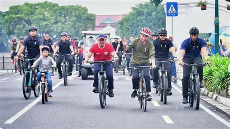 Jokowi Gowes Bareng Cucunya Jan Ethes Di Yogyakarta Sabtu Pagi News