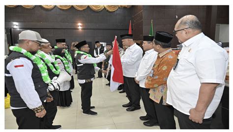 Gubernur Mahyeldi Sambut Kedatangan Jemaah Haji Kloter 1 Debarkasi