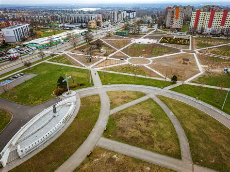 Ostatnie prace w parku przy Placu Papieskim FOTO Sosnowiec łączy