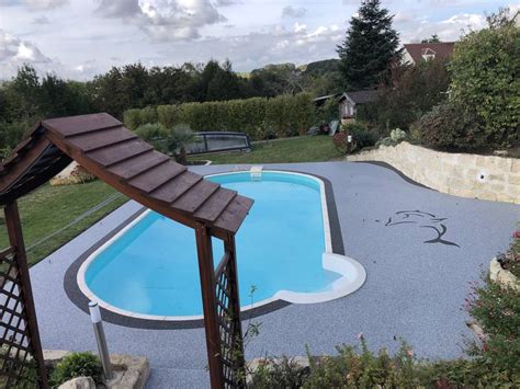 Rénovation plage de piscine et terrasse en moquette de pierre