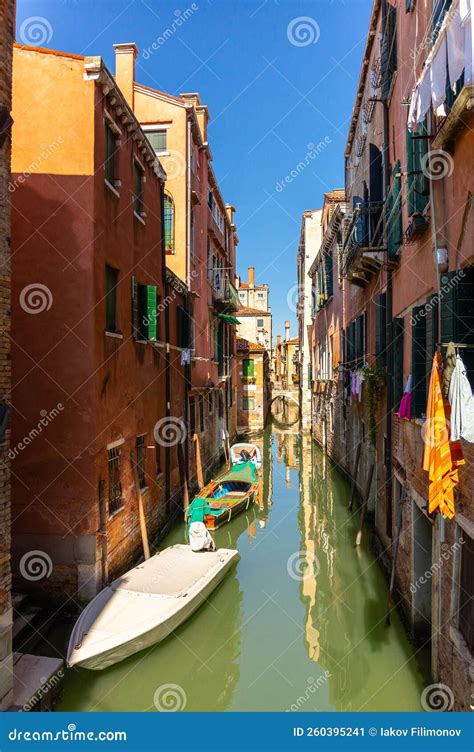 Venecia Con Coloridos Edificios Y Canales Destino Popular De Italia