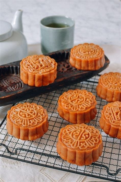 Lotus Mooncakes With Salted Egg Yolks The Woks Of Life