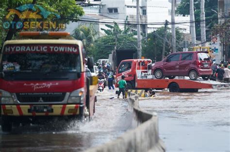 Jasa Angkut Mobil Kebanjiran Order 10 Kali Angkut Rp 700 Ribu Untuk