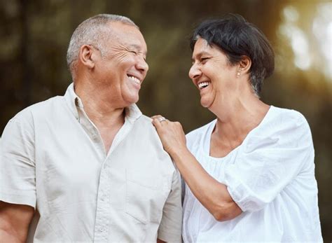 Pareja Mayor Y Mentalidad Matrimonial De Sonrisa Feliz De Personas En