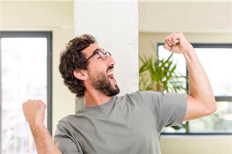 Joven Adulto Loco Con Pose Expresiva En El Interior De Una Casa Moderna