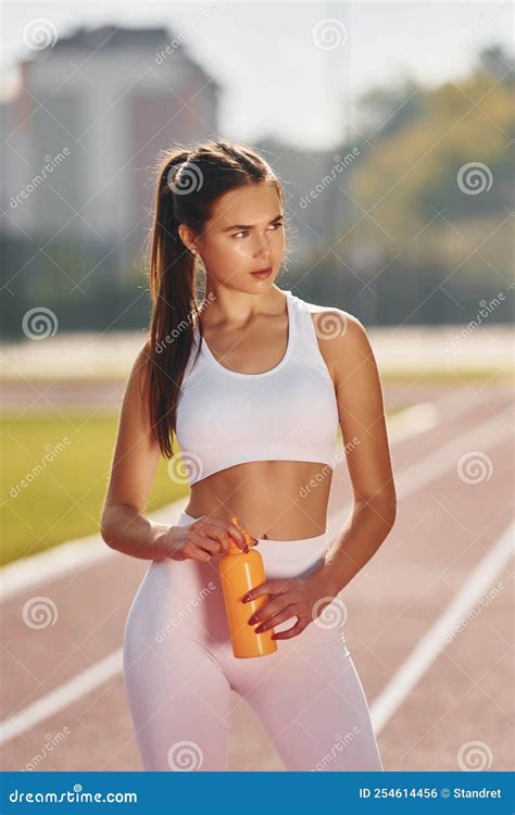 Frasco De Agua Una Joven Vestida De Deporte Hace Ejercicio Al Aire