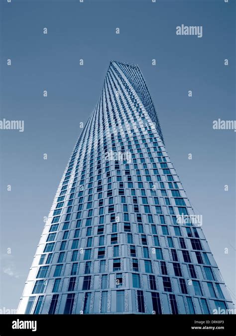 Twisted tower, Dubai Marina - Cayan tower Stock Photo - Alamy