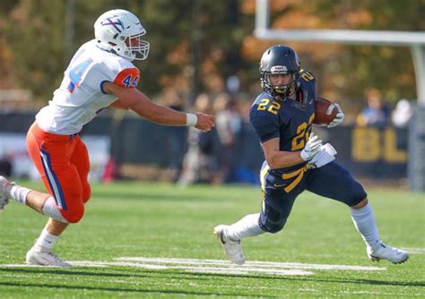 College Football Pioneers Roll Over Uwec Belot Leaves With Injury