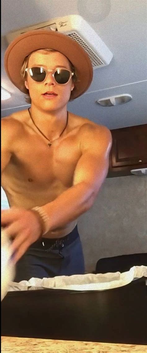 Pin By Daniella Tesaa On Jj Outer Banks Hot Actors Jj Outer Banks Videos The Pogues