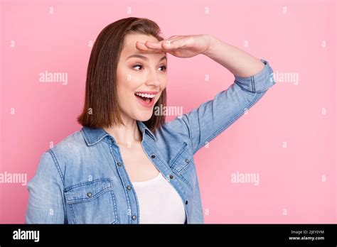 Photo Portrait Of Girl Looking Forward Keeping Hand Near Forehead