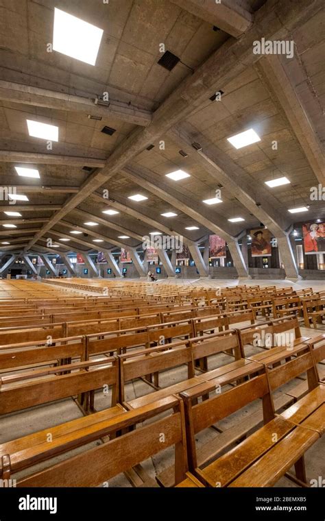 Intérieur De La Basilique Souterraine De Saint Pie X à Lourdes France