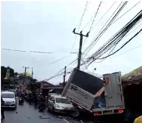 Jalur Puncak Bogor Terjadi Kendaraan Tabrakan Beruntun Harian Bogor