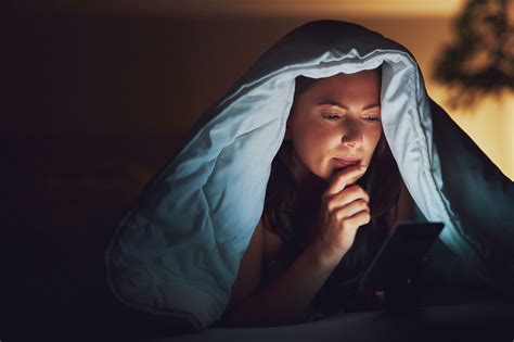 WE KNOW LATE-NIGHT SCREENS ARE BAD FOR SLEEP. HOW DO YOU STOP