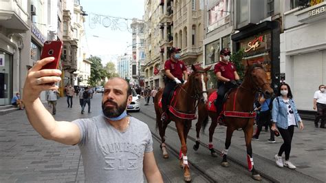 Taksim de atlı polislerden corona denetimi Sözcü