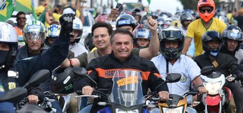 Em busca de votos Bolsonaro desembarca em Vitória da Conquista e