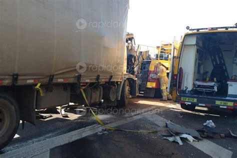 Caminhoneiro Fica Ferido Em Acidente Envolvendo Caminh O E Carreta Na