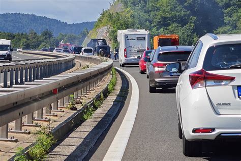 Kilometarske Kolone Na Auto Putu U Hrvatskoj Zapalio Se Kamion