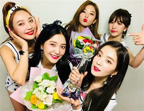 ‘뮤직뱅크 레드벨벳red Velvet 웬디 예리 아이린 슬기 조이 1위 인증샷 공개“러비들 축하해요” 이예지 기자