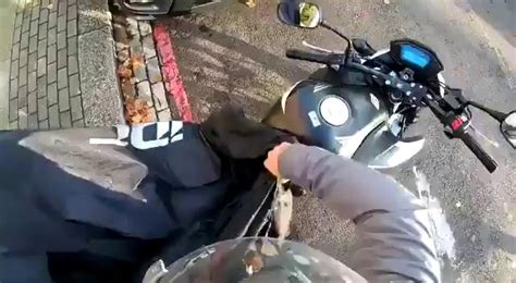 Motosikletini Örten Adamın Yaşadığı Talihsiz Kaza onedio