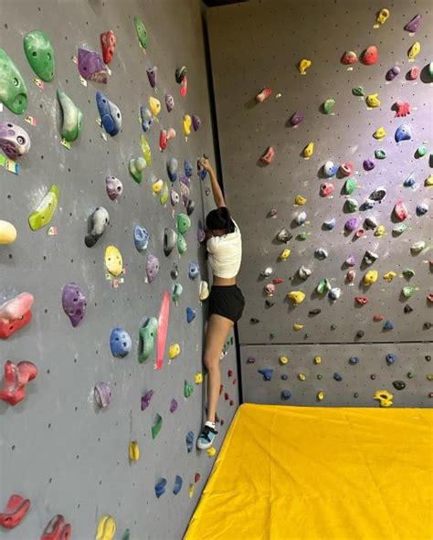 Potret Anya Geraldine Wall Climbing Bareng Mantan Pamer Body Goals