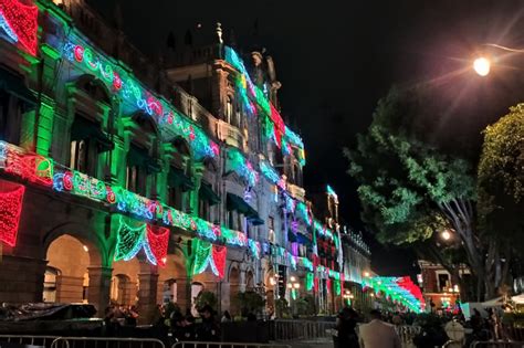 Zócalo de Puebla se viste tricolor por Grito de Independencia e