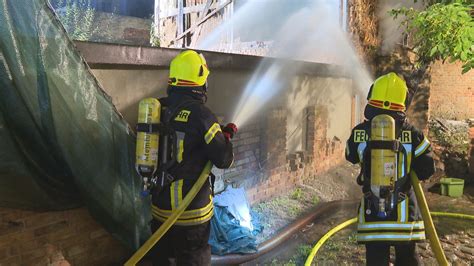 Nonstopnews Feuerwehr Bek Mpft Vollbrand In Eng Bebautem Stadtzentrum