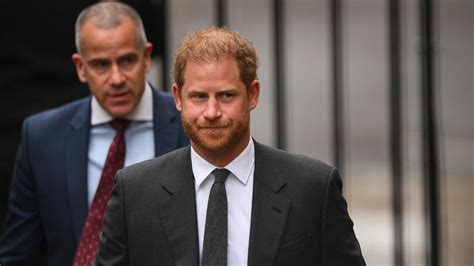 Prozess in London Grimmig dreinblickender Harry am 2 Anhörungstag