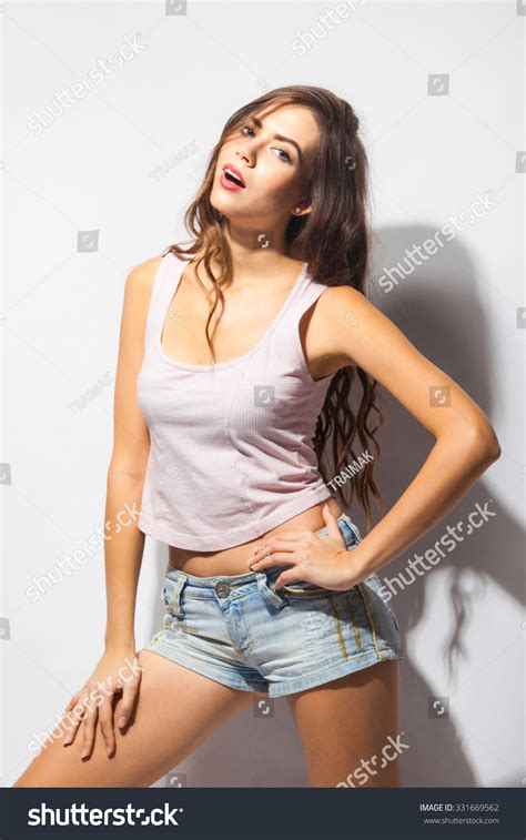 Young Beautiful Sexy Girl Short Shorts Stock Foto 331669562 Shutterstock