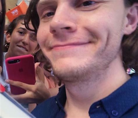 Evan Peters With A Fan At The Giffoni Amo Seu Cabelo Velhice