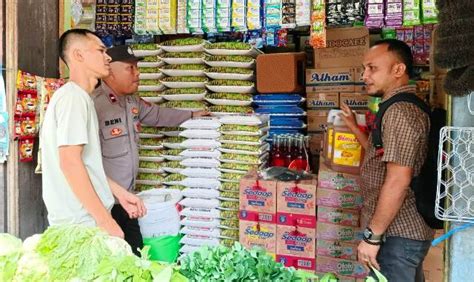 Antisipasi Lonjakan Harga Sembako Jelang Lebaran Anggota Polsek Darul