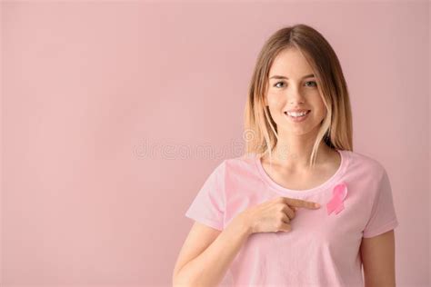 Mujeres Hermosas De Diversas Edades Con Las Cintas Rosadas En Fondo Del