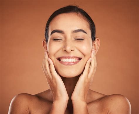 Belleza De La Mujer Y Cuidado De La Piel Facial Saludable Con Rutina