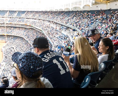 Yankee stadium fans hi-res stock photography and images - Alamy