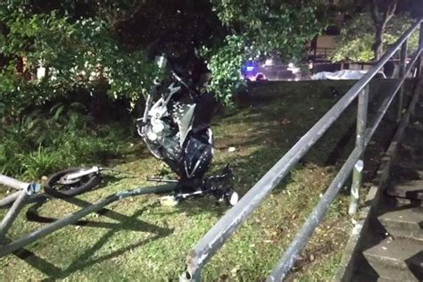 Curitiba jovem perde controle de moto e morre após bater em árvore