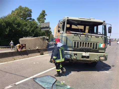 Incidente Sulla Pontina Camion Militare Sfonda Il Guardrail E Finisce