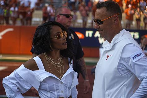 Watch Texas Hc Steve Sarkisian S Wife Loreal Sarkisian Stuns In An All