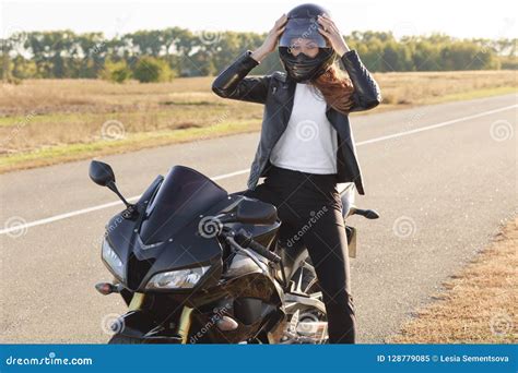 La Foto Del Motorista Femenino Atractivo Vestido En La Chaqueta De